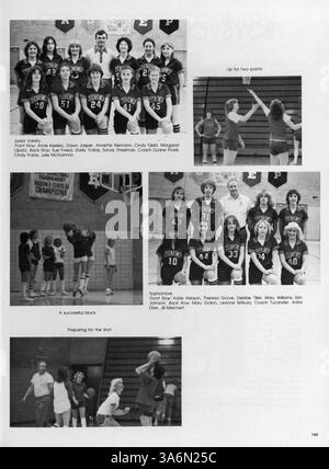 Das 1982 Warrior Yearbook der Hopkins Eisenhower High School dokumentiert die Schüler, Lehrkräfte, Vereine, Leichtathletik und die wichtigsten Ereignisse des Schuljahres 1981-1982. Stockfoto