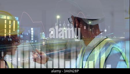 Bauarbeiter diskutieren Projektpläne mit Überlagerung von Finanzdaten in der Nacht. Teamwork, Zusammenarbeit, Architektur, Planung, Blaupausen, entwickeln Stockfoto