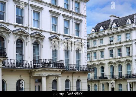 Blick aus nächster Nähe auf elegante alte Apartments oder Stadthäuser im Zentrum von London Stockfoto
