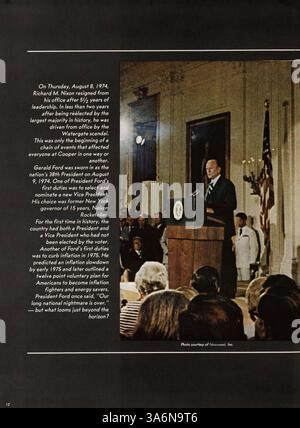 Das 1975 Talons Yearbook der Cooper High School in Robbinsdale bietet einen detaillierten Einblick in das Leben der Schüler, darunter Profile, Schulveranstaltungen, Sport und außerschulische Aktivitäten aus dem Schuljahr 1974-1975. Stockfoto