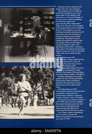 Das 1975 Talons Yearbook der Cooper High School in Robbinsdale erfasst die Ereignisse, Studenten, Lehrkräfte und außerschulischen Aktivitäten des Schuljahres 1974-1975 und bietet eine visuelle Aufzeichnung des Schullebens. Stockfoto