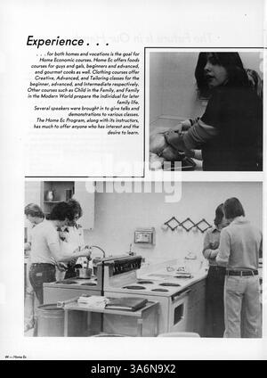 Das Talons Yearbook 1975 zeigt die Höhepunkte des Schuljahres 1974-1975 der Cooper High School mit akademischen Meilensteinen, Leichtathletik und bemerkenswerten Schüleraktivitäten. Stockfoto
