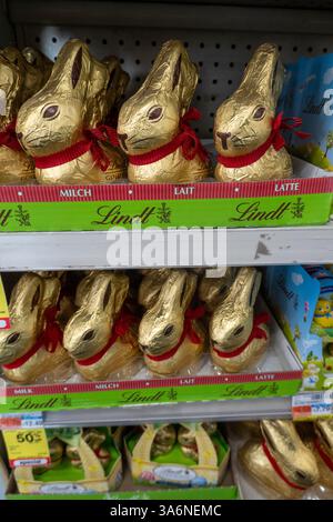 Der legendäre Lindt Goldhase ist ein weltweites Symbol für Ostern, NYC, 2025 Stockfoto