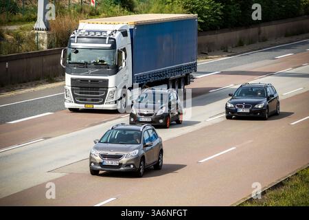 Verkehr auf der deutschen Autobahn. 5 (Bundesautobahn 5). Deutsche Autobahnen haben keine allgemeine Geschwindigkeitsbegrenzung und sind das fünftlängste Autobahnsystem. Frankfurt, Stockfoto