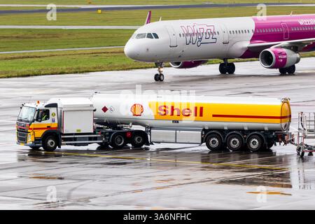 Volvo Fuel Truck Shell Kerosine Tankfahrzeug fährt auf dem Vorfeld des Flughafens Eindhoven. Niederlande - 10. September 2021 Stockfoto