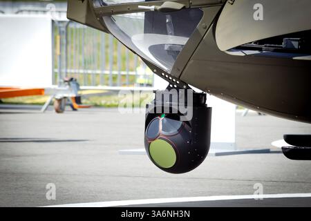 Kamerasensensor-Pods unter einem Luftüberwachungshubschrauber Stockfoto