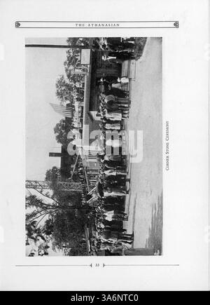 Dieses Jahrbuch 1925 der de La Salle High School fasst die wichtigsten Ereignisse des Schuljahres 1924-1925 zusammen, darunter das Schülerleben, die Leichtathletik und akademische Meilensteine. Stockfoto