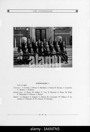Dieses Jahrbuch 1925 der de La Salle High School dokumentiert die Leistungen der Schüler, Leichtathletik, Lehrkräfte und außerschulische Aktivitäten während des Schuljahres 1924-1925. Stockfoto