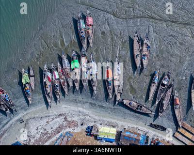 Fischerboote ankern am Ufer des Dorfes Shutki (getrockneter Fisch) in Dublar Char, am Rande der Sundarbans, dem größten Meter der Welt Stockfoto