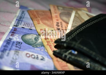 Indisches Geld und Banknoten, 100 Rupien und 20 Rupien. Hintergrund des indischen Papiergeldes. Neue und alte indische Noten Stockfoto