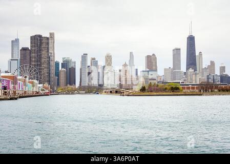 Chicago Skyline und Navy Pier vom Lake Michigan an einem bewölkten Frühlingstag Stockfoto