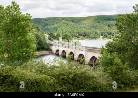 Leere Bogenstraßenbrücke in den Bergen Nordenglands an einem bewölkten Sommertag Stockfoto