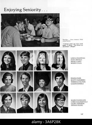 Das Jahrbuch der Patrick Henry High School 1972 dokumentiert das Schuljahr 1971-1972 und zeigt Studenten, Lehrkräfte, Leichtathletik, Clubs, und afroamerikanische historische Momente. Stockfoto