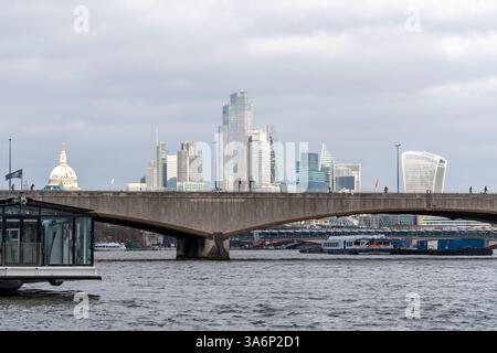 Waterloo Bridge über die Themse und die Skyline der Stadt London vom Victoria Embankment, London, England, Großbritannien Stockfoto