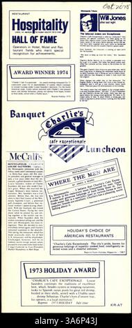 Dieses zweifach gefaltete Bankett-Mittagsmenü von Charlie's Cafe Exceptionale im Jahr 1979 bietet eine Vielzahl von Gerichten, darunter Klassiker zum Mittagessen, Desserts, Hors d'oeuvres und eine Auswahl an Suppen, Hauptgerichten und Beilagen. Auf der Vorderseite des Menüs finden Sie reproduzierte Bewertungen und Auszeichnungen. Stockfoto