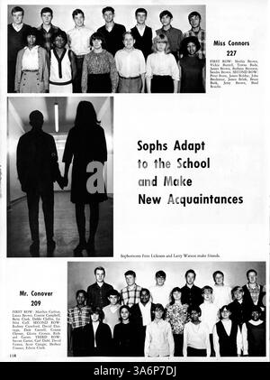 Die Ausgabe 1966 des „Polaris“ Jahrbuchs von North High beleuchtet wichtige Momente des akademischen Jahres 1965-1966, darunter sportliche Veranstaltungen, Clubs und Beiträge von Studenten. Sie widmet sich insbesondere der Beteiligung afroamerikanischer Schüler am Schulleben. Stockfoto
