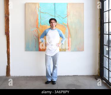 Los Angeles, Kalifornien, USA. März 2025. Designer Ethan Prins bei der „Windswept“-Ausstellung und der Veranstaltung „Textile Arts LA“ in der Wonzimer Gallery in Los Angeles, Kalifornien. Quelle: Sheri Determan Stockfoto