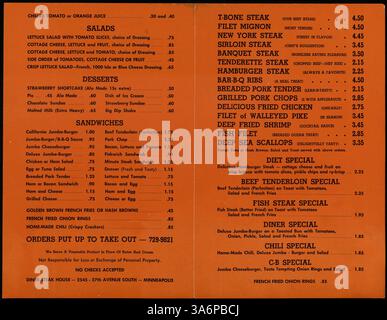 Das Menü im Diner Steak House bietet eine Auswahl an Steaks, Sandwiches und Desserts sowie Frühstücksspezialitäten und Beilagen. Das zweifach gestaltete Design zeigt eine Botschaft des Eigentümers Frank Hall über die Geschichte und Vision des Restaurants. Stockfoto