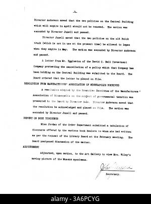 In den Protokollen der 1932 abgehaltenen Sitzungen des Minneapolis Public Library Board werden Entscheidungen über die Finanzierung der Bibliothek, operative Strategien und die Rolle der öffentlichen Bibliotheken während der Großen Depression dokumentiert. Stockfoto
