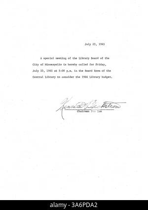 Das Sitzungsprotokoll des Verwaltungsrats der öffentlichen Bibliothek von Minneapolis 1965 beschreibt die Entscheidungen, die in Bezug auf Bibliotheksdienste, Governance und betriebliche Angelegenheiten getroffen wurden. Stockfoto