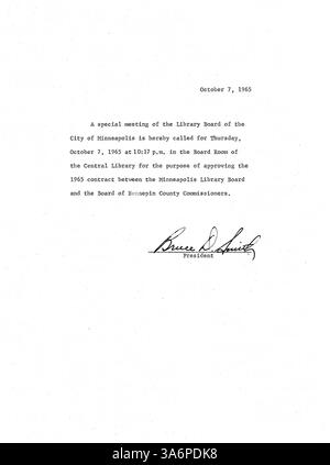 Das Sitzungsprotokoll des Verwaltungsrats der Minneapolis Public Library 1965 dokumentiert die Entscheidungen des Verwaltungsrats in Bezug auf Bibliotheksbetrieb, Richtlinien und Gemeinschaftsprogramme in diesem Jahr. Stockfoto