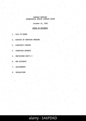 In den 1965 Minuten des Verwaltungsrats der öffentlichen Bibliothek von Minneapolis werden Entscheidungen über Bibliotheksdienste, Governance und Gemeinschaftsinitiativen beschrieben, die die Zukunft des Bibliothekssystems gestalten. Stockfoto