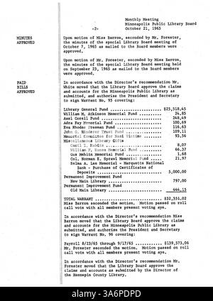 Das Sitzungsprotokoll des Verwaltungsrats der Minneapolis Public Library 1965 beschreibt die Entscheidungen über Bibliotheksdienste, das Engagement der Gemeinde und die Governance im Laufe des Jahres. Stockfoto