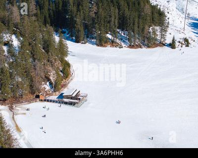 Luftaufnahme auf den gefrorenen Pragser See mit Boathouse im Winter Stockfoto