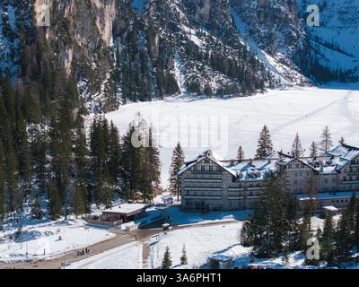 Vogelperspektive auf den gefrorenen Pragser See in den Dolomiten, Italien Stockfoto