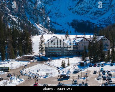 Winteransicht des Alpengebäudes in der Nähe des gefrorenen Pragser Sees, Italien Stockfoto