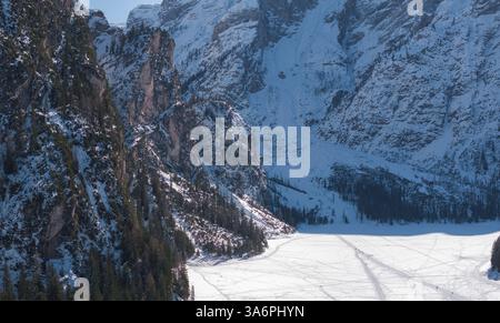 Vogelperspektive auf den gefrorenen Pragser See in den Dolomiten, Italien Stockfoto