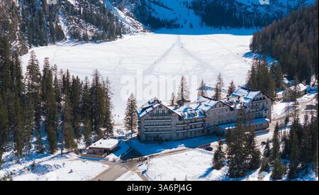 Vogelperspektive auf den gefrorenen Pragser See in den Dolomiten, Italien Stockfoto