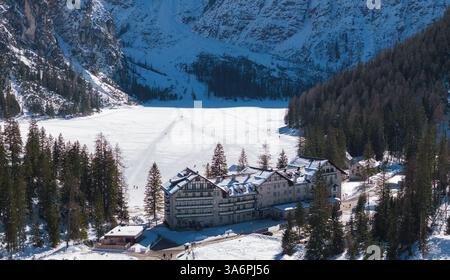 Vogelperspektive auf den gefrorenen Pragser See in den Dolomiten, Italien Stockfoto