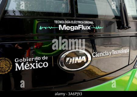 Mexiko-Stadt, Mexiko. März 2025. Detail des Elektrobusses Taruk während der Markteinführung des ersten mexikanischen Elektrobusses „Taruk“, der von DINA und MegaFlux im Rahmen des Programms „Made in Mexico“ entworfen und gebaut wurde. Am 25. März 2025 in Mexiko-Stadt. (Foto: Luis Barron/ Credit: Eyepix Group/Alamy Live News Stockfoto