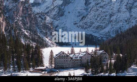 Vogelperspektive auf den gefrorenen Pragser See in den Dolomiten, Italien Stockfoto