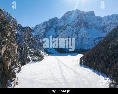 Vogelperspektive auf den gefrorenen Pragser See in den Dolomiten, Italien Stockfoto
