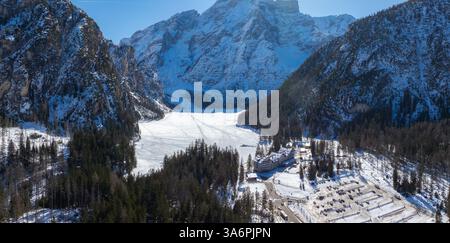 Aus der Vogelperspektive auf den gefrorenen Pragser See und die schneebedeckten Dolomiten im Winter Stockfoto