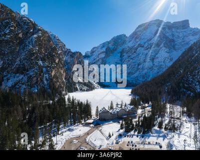 Vogelperspektive auf den gefrorenen Pragser See in den Dolomiten, Italien Stockfoto