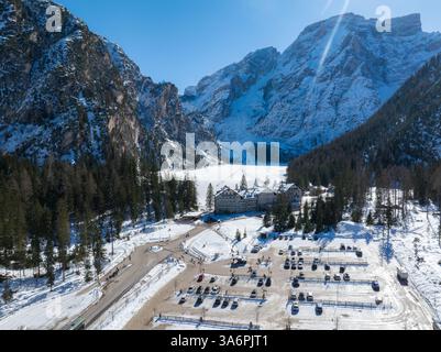 Aus der Vogelperspektive auf den gefrorenen Pragser See und die schneebedeckten Dolomiten im Winter Stockfoto