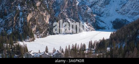 Vogelperspektive auf den gefrorenen Pragser See in den Dolomiten, Italien Stockfoto