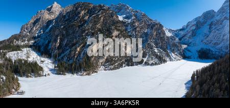 Vogelperspektive auf den gefrorenen Pragser See in den Dolomiten, Italien Stockfoto