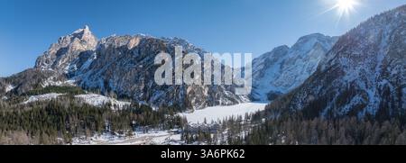 Aus der Vogelperspektive auf Pragser See und schneebedeckte Dolomitengipfel Stockfoto