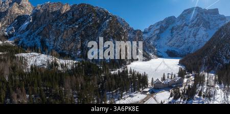 Vogelperspektive auf den gefrorenen Pragser See in den Dolomiten, Italien Stockfoto