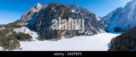 Vogelperspektive auf den gefrorenen Pragser See in den Dolomiten, Italien Stockfoto