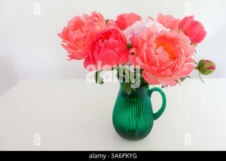 Leuchtende rosafarbene Pfingstrosen in einer Vase Stockfoto