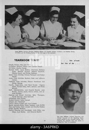 Dieses Jahrbuch von 1952 dokumentiert die Krankenpflegeschülerinnen, Lehrkräfte und bedeutende Schulveranstaltungen während des akademischen Jahres 1951-1952 an der Northwestern Hospital School of Nursing. Stockfoto