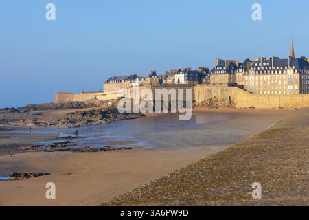 Die ummauerte Stadt Saint-Malo (Ille-et-Vilaine), Bretagne, Frankreich an einem wunderschönen Nachmittag Stockfoto