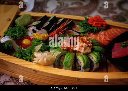 Verschiedene Sushi und Sashimi in einem Holzboot Stockfoto