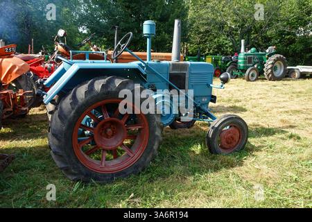 Restaurierter Traktor in Vintage Blue auf der Ausstellung Stockfoto