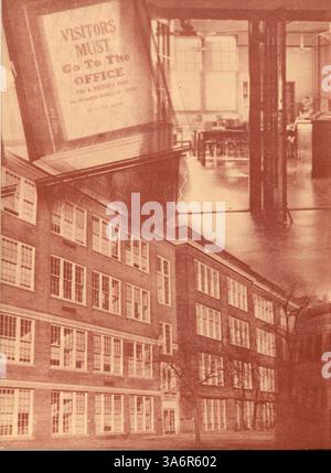 Das Jahrbuch „Tiger“ 1949 von der South High School bietet einen umfassenden Überblick über das Schuljahr 1948-1949 und hebt die Leistungen der Schüler und Lehrkräfte, Schulveranstaltungen, Sport und Vereine hervor. Afroamerikanische Schüler werden für ihren Beitrag zur Schulkultur und -Aktivitäten anerkannt. Stockfoto
